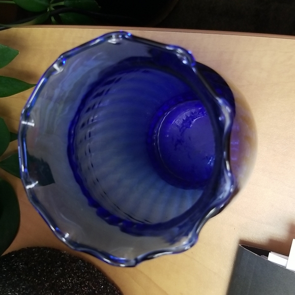 Vintage blue glass Vase - Picture 3 of 7